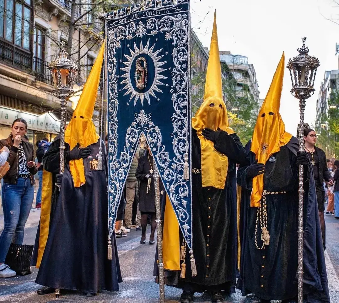 the-capirote-the-pointed-hoods-worn-by-members-of-catholic-v0-pwjzc3r1nfoh1.webp