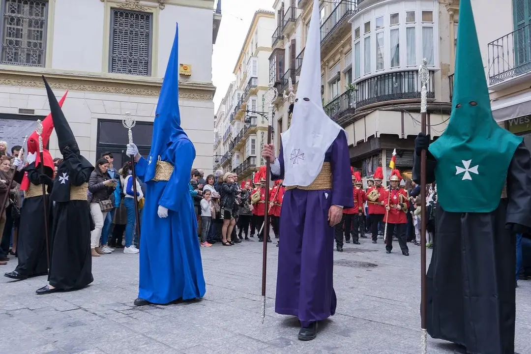 the-capirote-the-pointed-hoods-worn-by-members-of-catholic-v0-dgcwa5r1nfoh1.webp