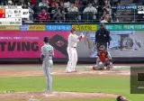 ⚾️) 오늘자 김재환의 홈런을 가져가는 한화 최인호 ㄷㄷㄷㄷ