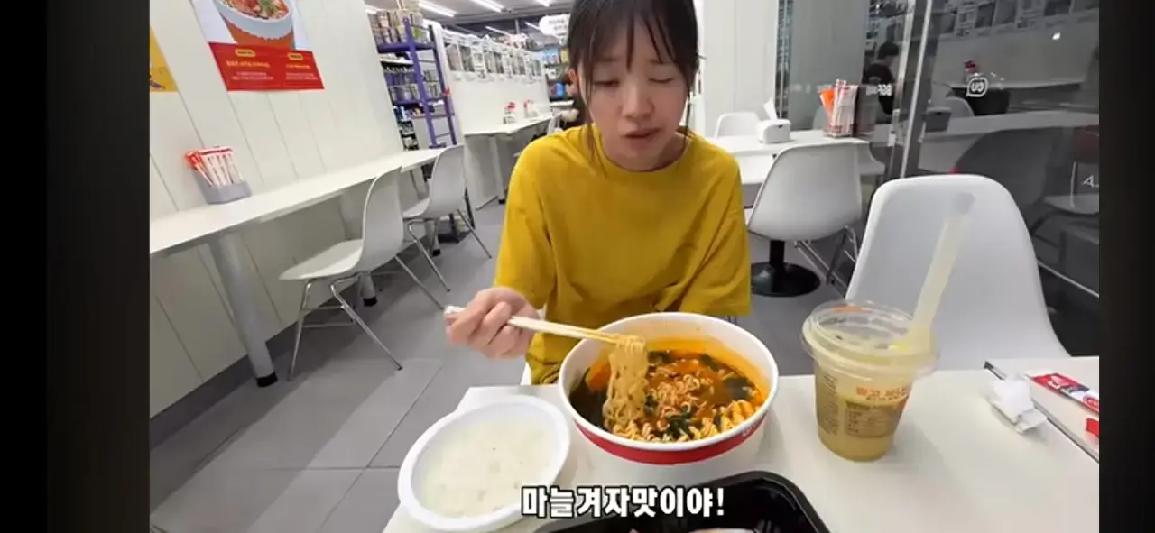 1000068368.webp 일본 유튜버의 한국편의점 라면+삼겹살 먹방