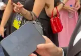 존 터너스, 에미상 레드카펫에서 아이폰 듀오 자랑