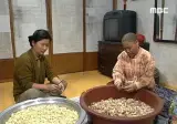 애미야 마늘 조금만 까자