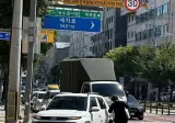 셀프 주유중인 여사님