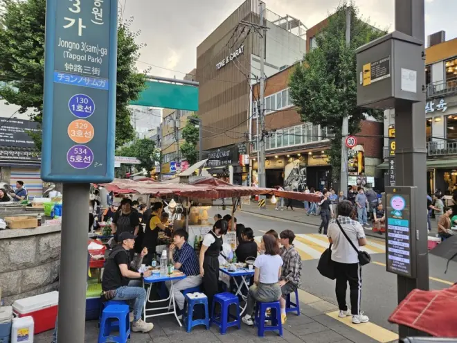 지난해 6월 서울 종로구 종로3가역 앞에 펼쳐진 야외 테이블에서 시민들이 술을 마시고 있다. 연합뉴스