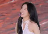 의자에 앉은 안유진