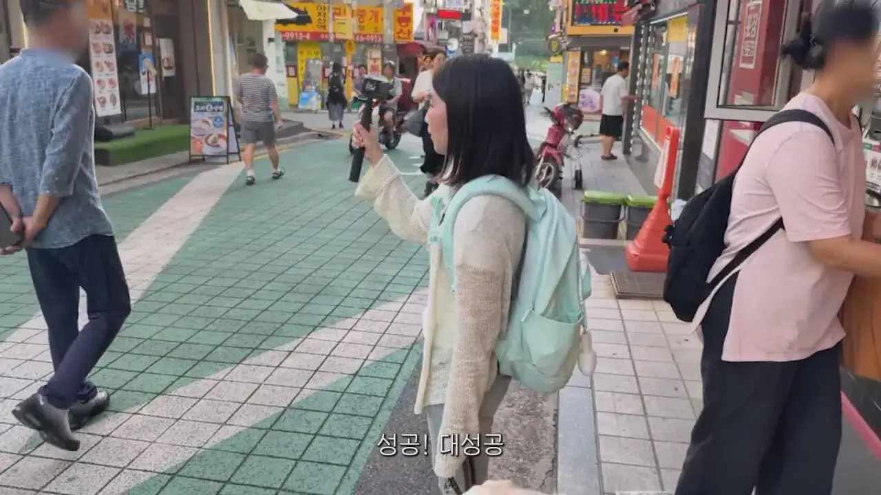 동생들에게 떡볶이 사주려 직접 사러간 시각장애인