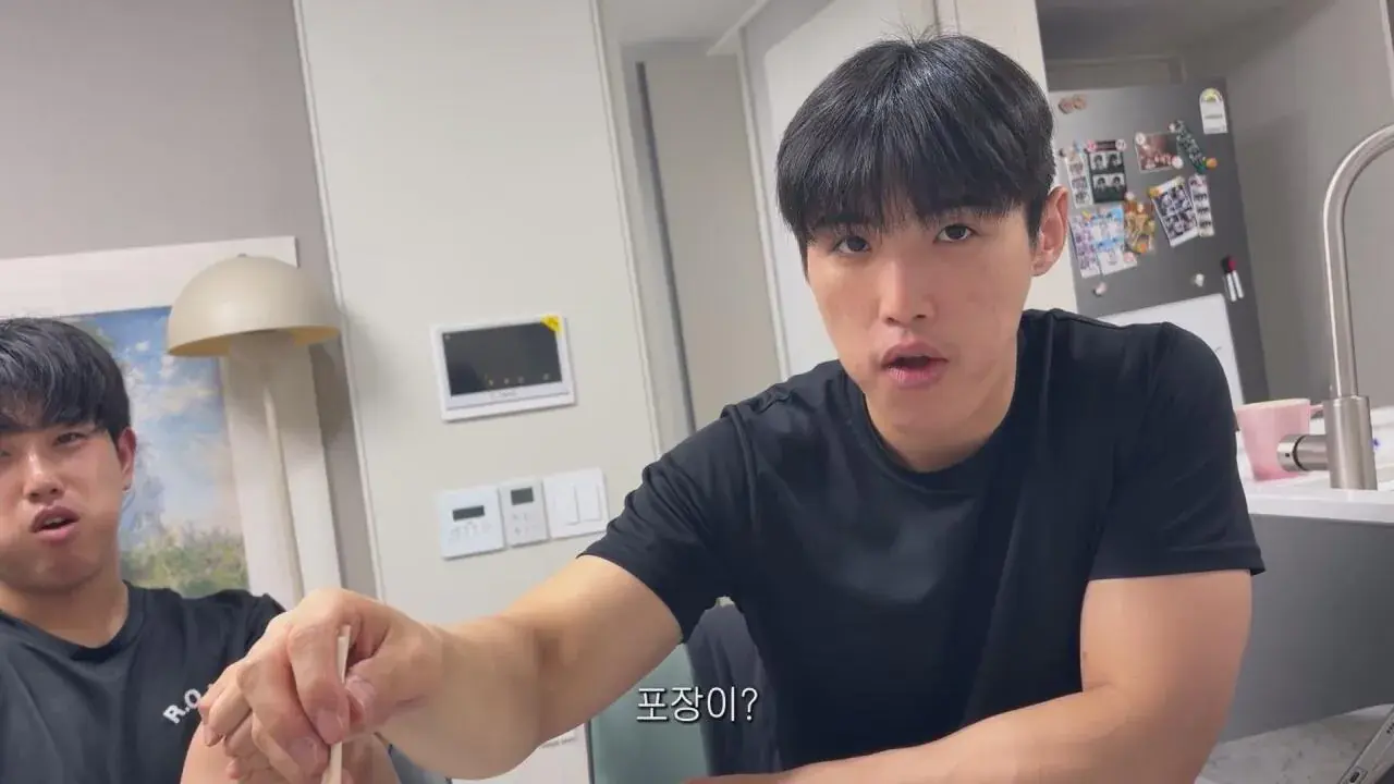 동생들에게 떡볶이 사주려 직접 사러간 시각장애인