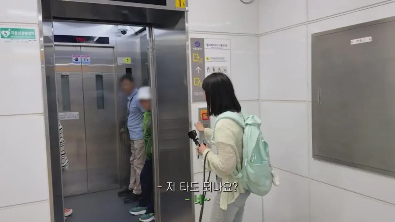 동생들에게 떡볶이 사주려 직접 사러간 시각장애인