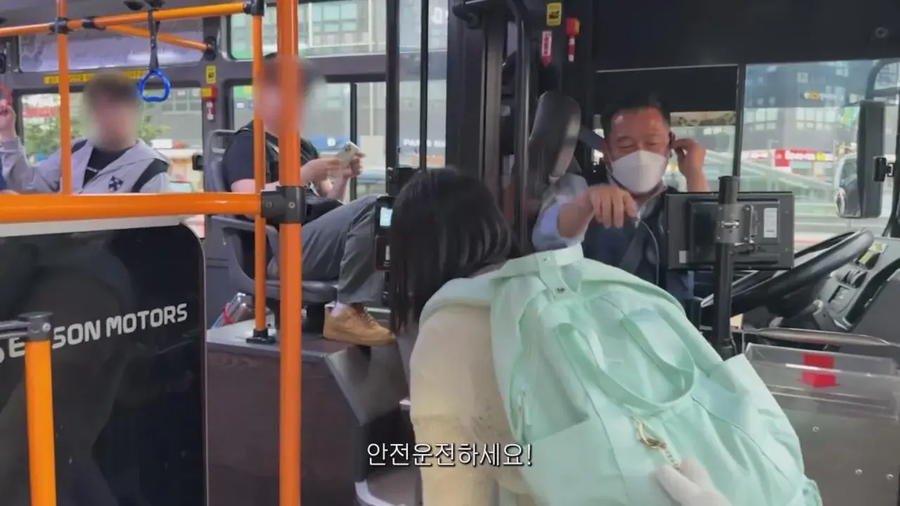 동생들에게 떡볶이 사주려 직접 사러간 시각장애인