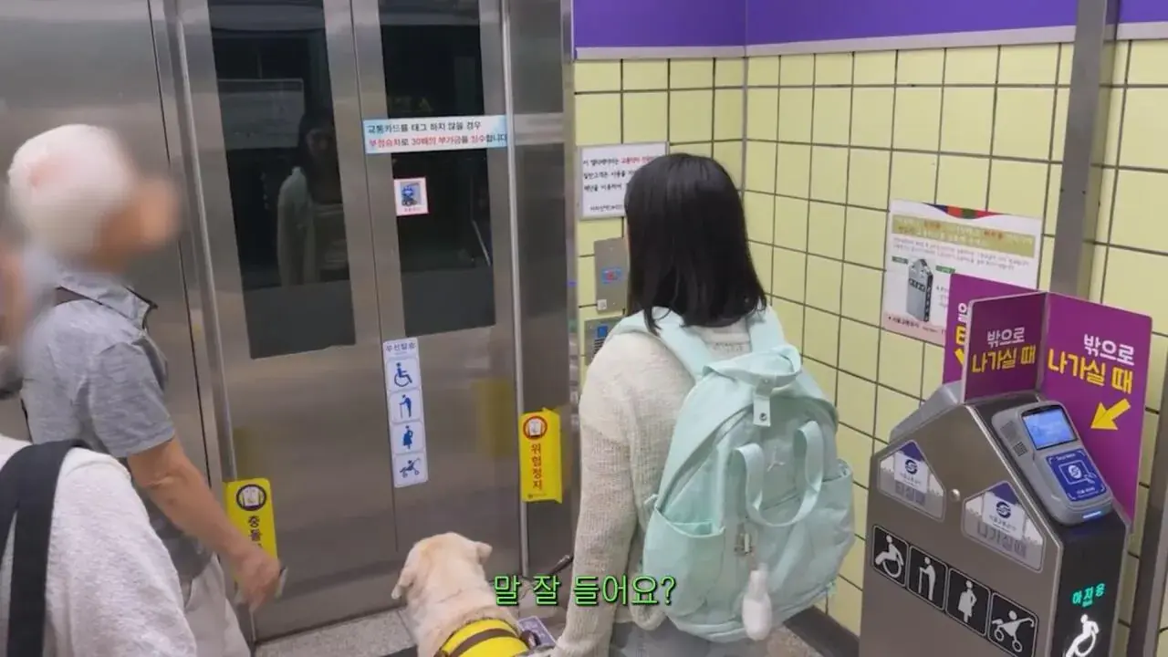 동생들에게 떡볶이 사주려 직접 사러간 시각장애인