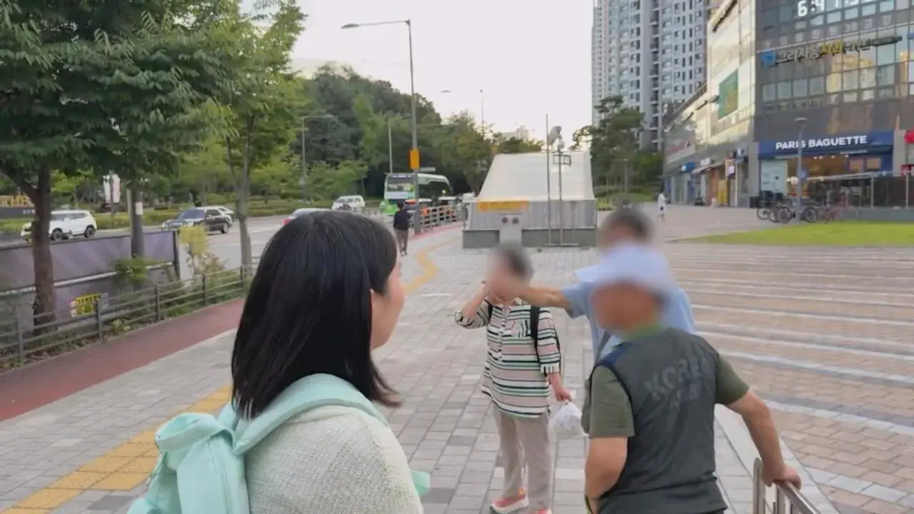 동생들에게 떡볶이 사주려 직접 사러간 시각장애인