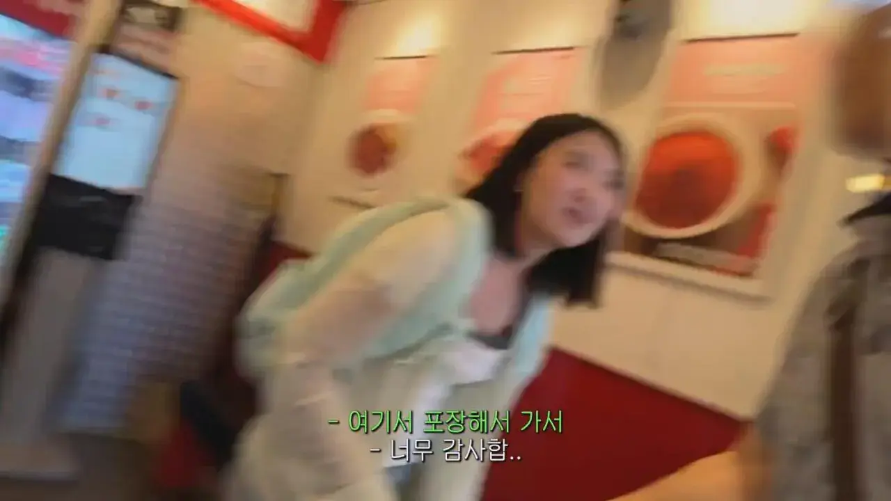 동생들에게 떡볶이 사주려 직접 사러간 시각장애인