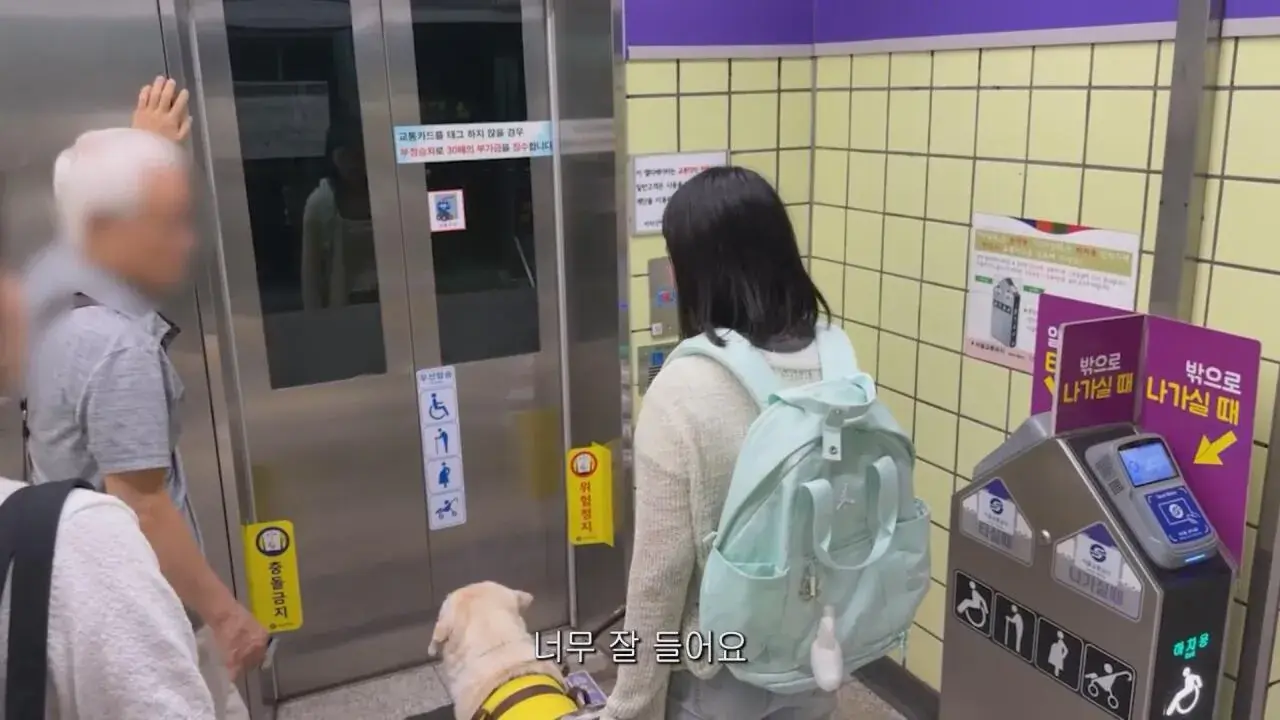 동생들에게 떡볶이 사주려 직접 사러간 시각장애인