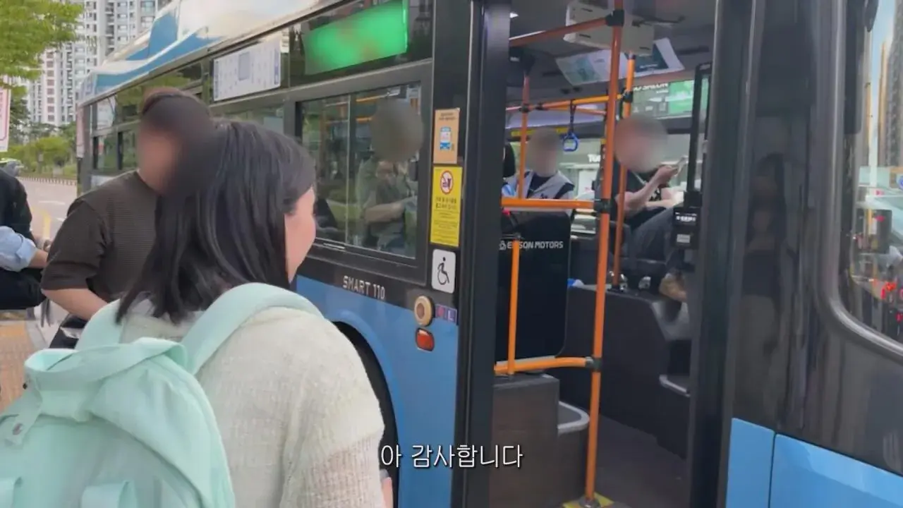 동생들에게 떡볶이 사주려 직접 사러간 시각장애인