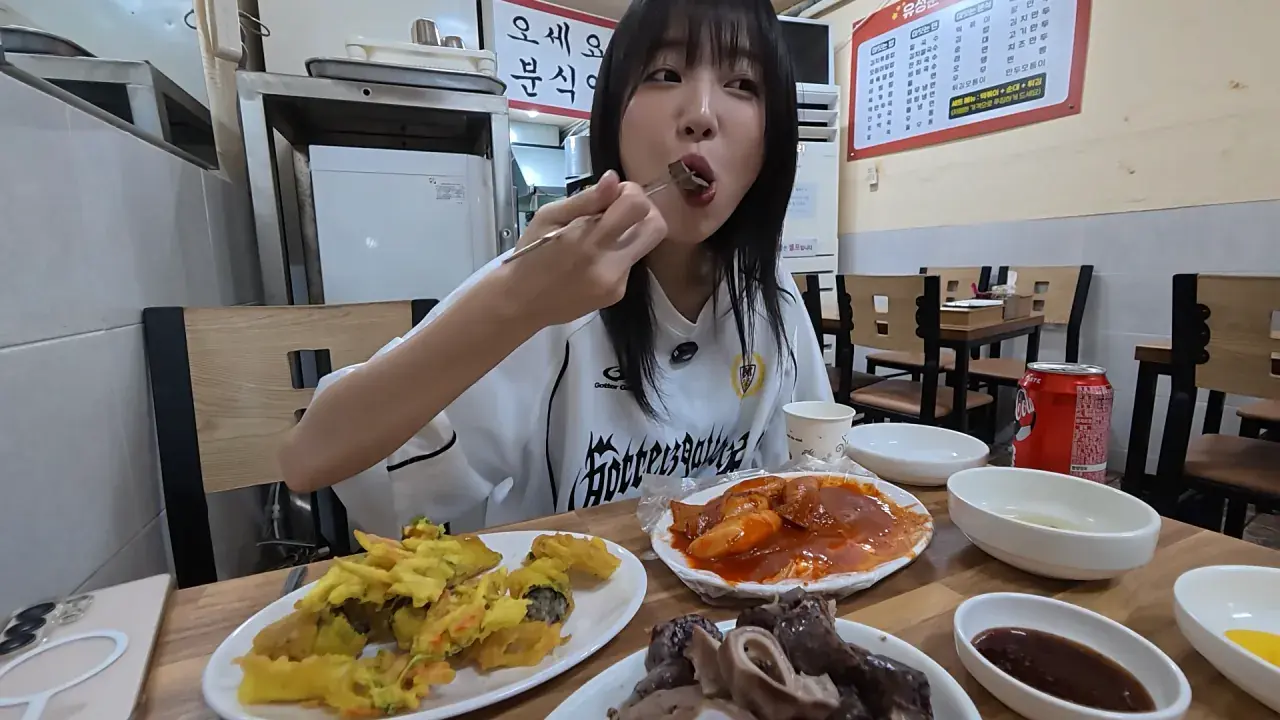 인천 신포시장 다 못털었습니다😂 어딜가나 50년 전통_! 닭강정 떡볶이 핫바 길거리음식 먹방 8-21 screenshot.png 적당히 먹는 유튜버가 되겠다는 쯔양의 시장 먹방 근황 ㄷㄷㄷㄷㄷ