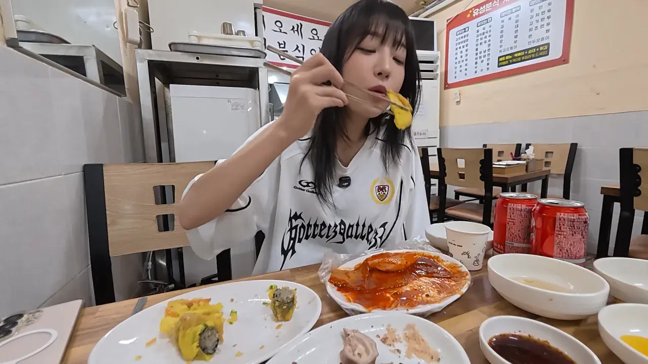 인천 신포시장 다 못털었습니다😂 어딜가나 50년 전통_! 닭강정 떡볶이 핫바 길거리음식 먹방 9-48 screenshot.png 적당히 먹는 유튜버가 되겠다는 쯔양의 시장 먹방 근황 ㄷㄷㄷㄷㄷ