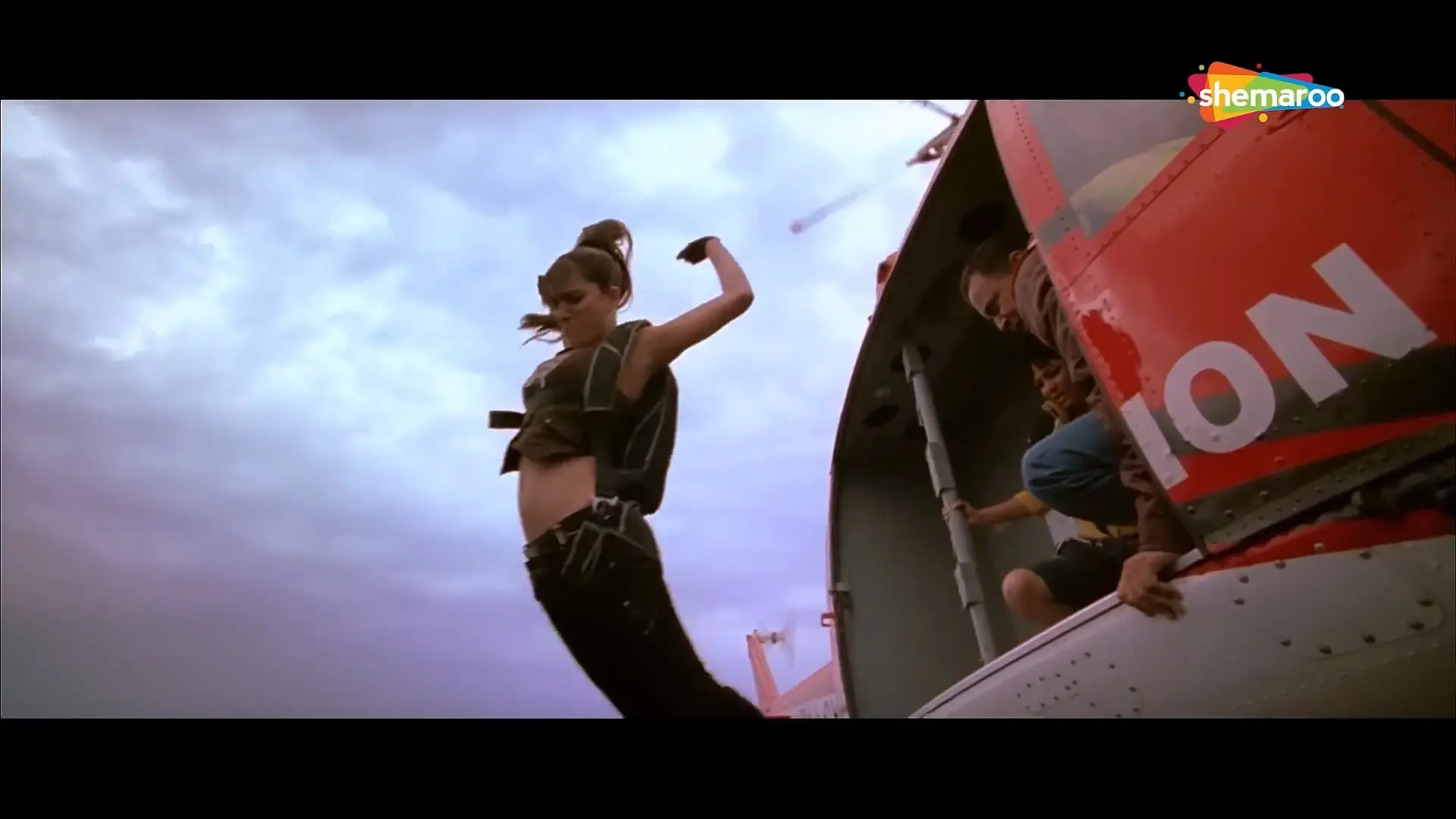 Luck [2009] Sanjay Dutt _ Imran Khan _ Shruti Haasan _ Mithun Chakraborty _ Hindi Action Movie.mp4_20240915_020826.849.jpg
