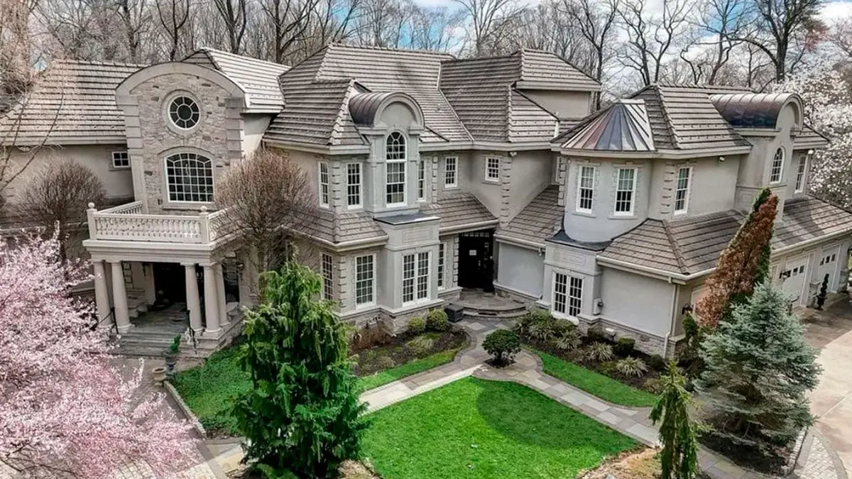 giant-houses-mcmansion-hell_wide-WideImage_16-9-67569b4183f9b.jpg