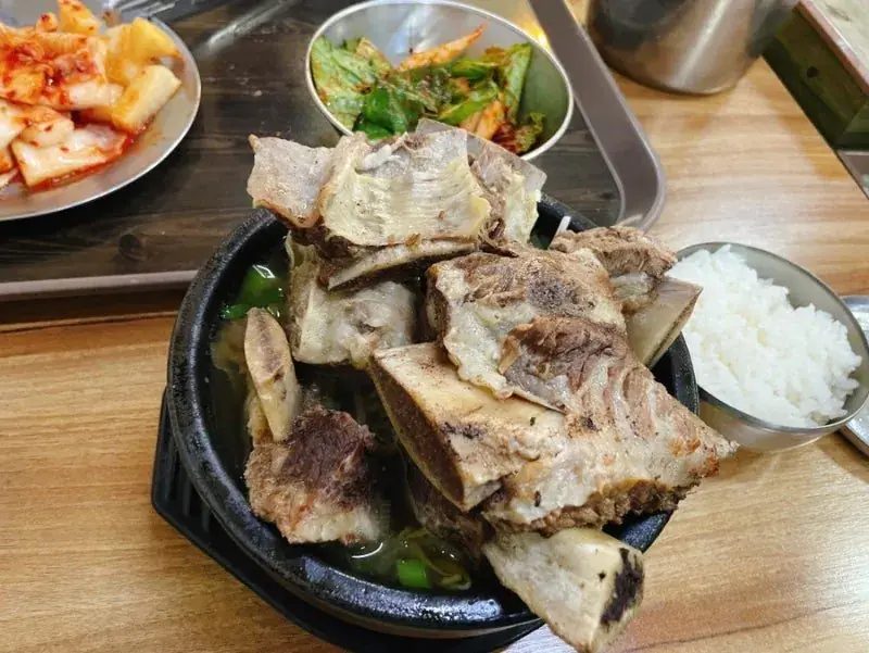 웨이팅해서 먹는다는 뚝배기 넘치는 갈비탕