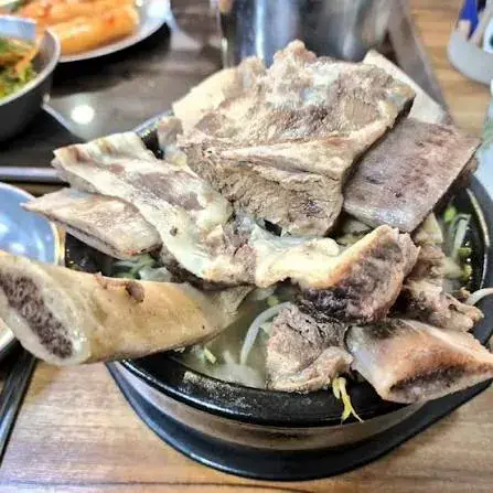 웨이팅해서 먹는다는 뚝배기 넘치는 갈비탕