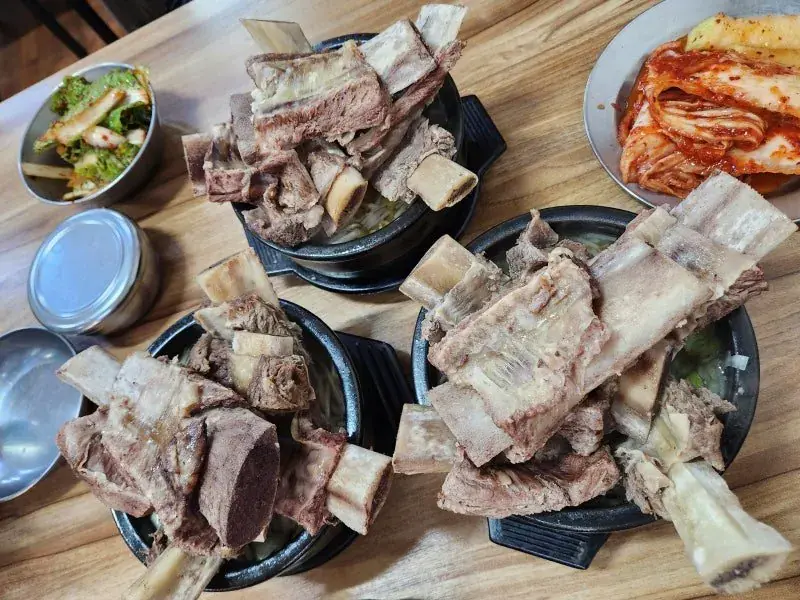 웨이팅해서 먹는다는 뚝배기 넘치는 갈비탕