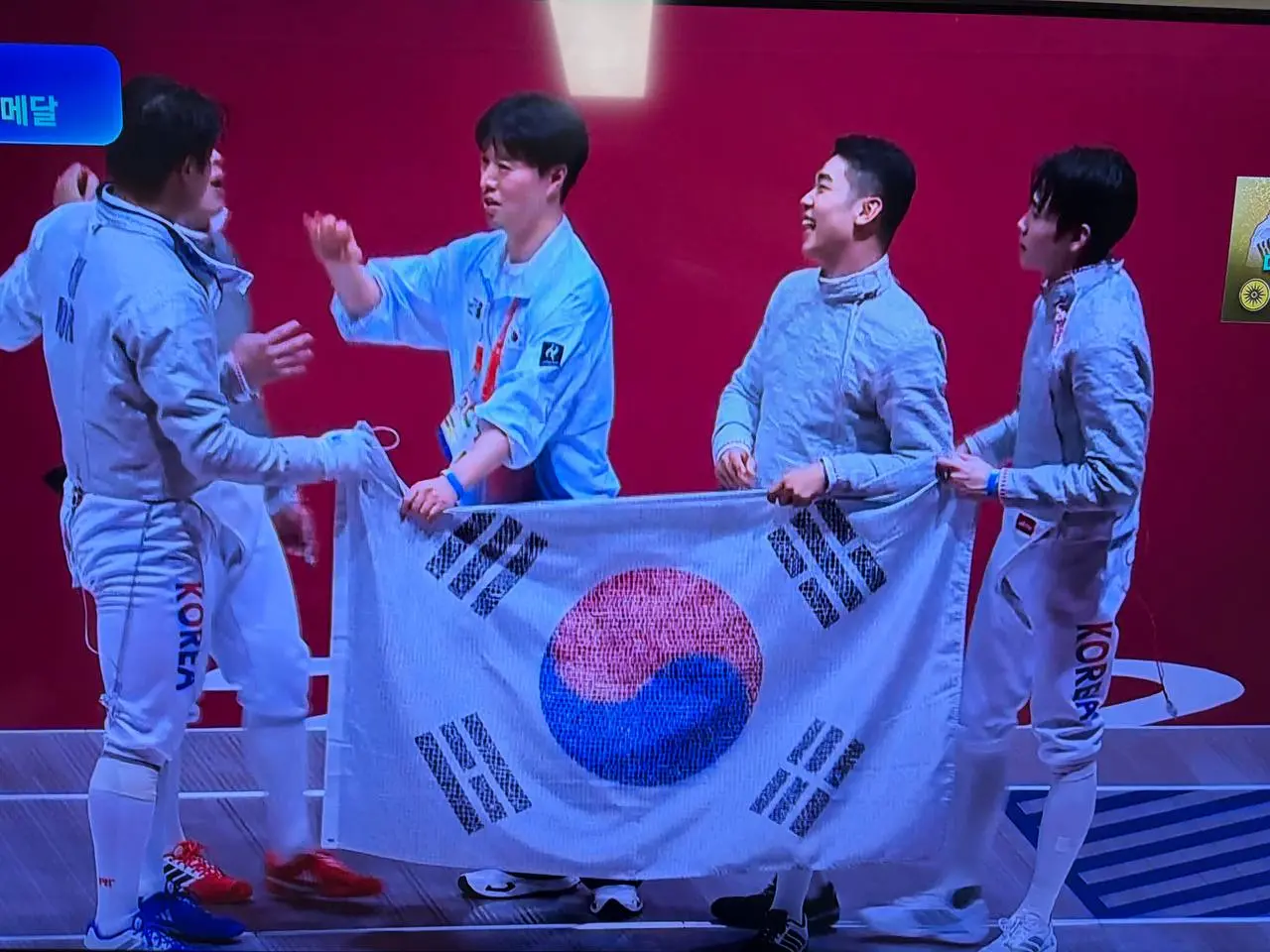 오늘자 금메달 딴 펜싱팀이 들고나온 태극기 비밀