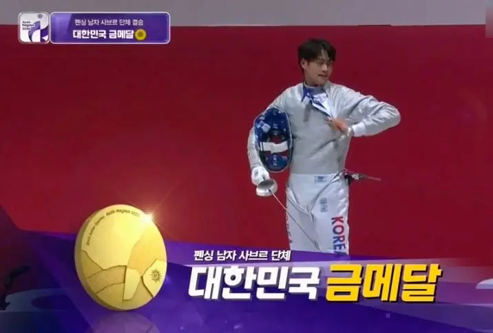 오늘자 금메달 딴 펜싱팀이 들고나온 태극기 비밀