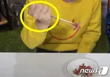 진짜 아무리 생각해도 인정못하는 젓가락질.jpg