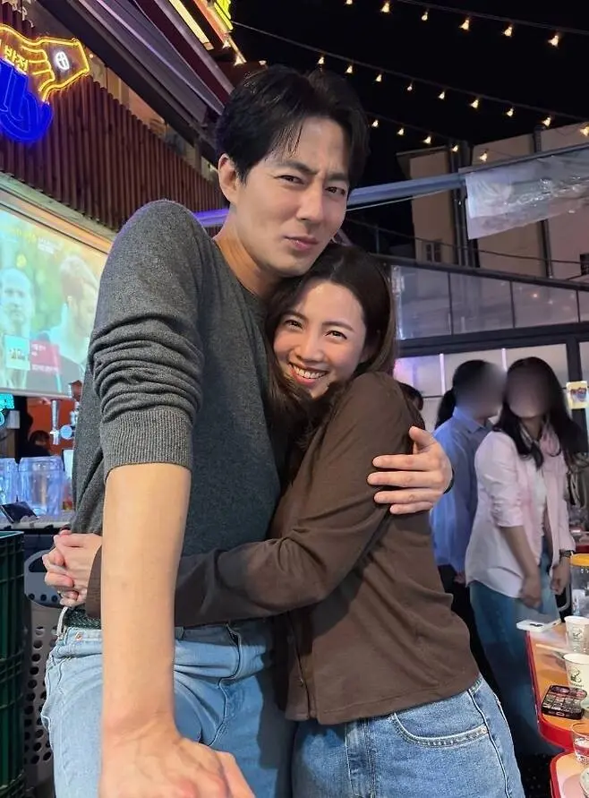 조인성 허리 껴안고 환하게 웃는 여성은 김기방 아내 "불가능한 사랑"