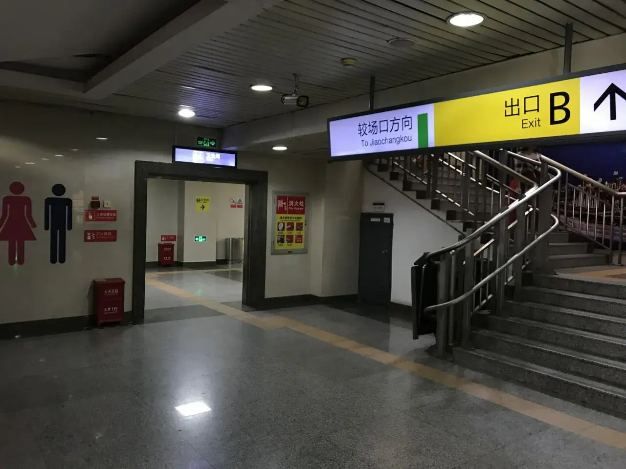 5.jpg 주상복합 아파트 안을 뚫고 지나가게 만들어진 지하철 역