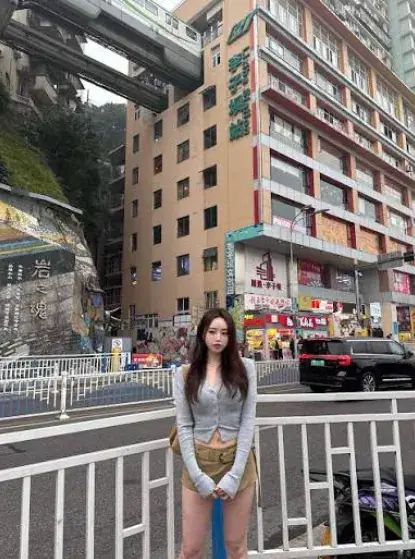 6.png 주상복합 아파트 안을 뚫고 지나가게 만들어진 지하철 역