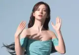 설윤 오프숄더 드레스