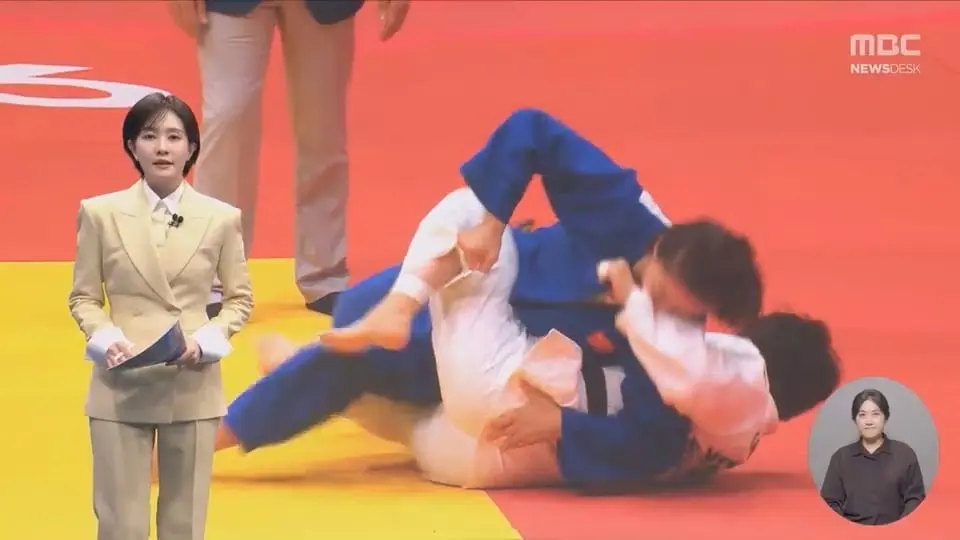 굳히기 들어가자 상대 선수 팔 '꽉'‥중국 '반칙패'.mp4_20261003_213901.095.jpg