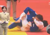 굳히기 들어가자 상대 선수 팔 '꽉'‥중국 '반칙패'