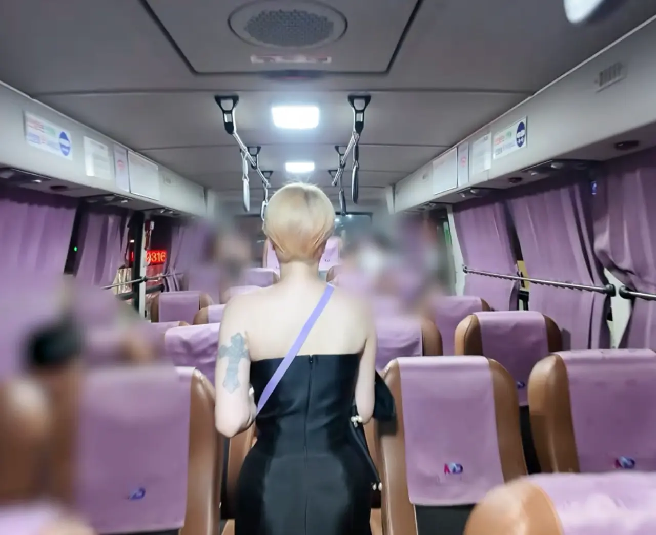 IMG_3713.png 오랜만에 행사 나왔다가 계속 현타오는 서인영 근황ㅋㅋ.JPG