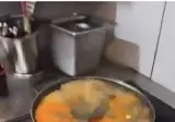 "죽은 지 일주일 된 생선" 끓여 손님상에…조롱 영상에 공분