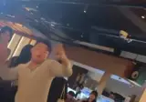 술집에서 교태부리는 치명적인 남자.mp4