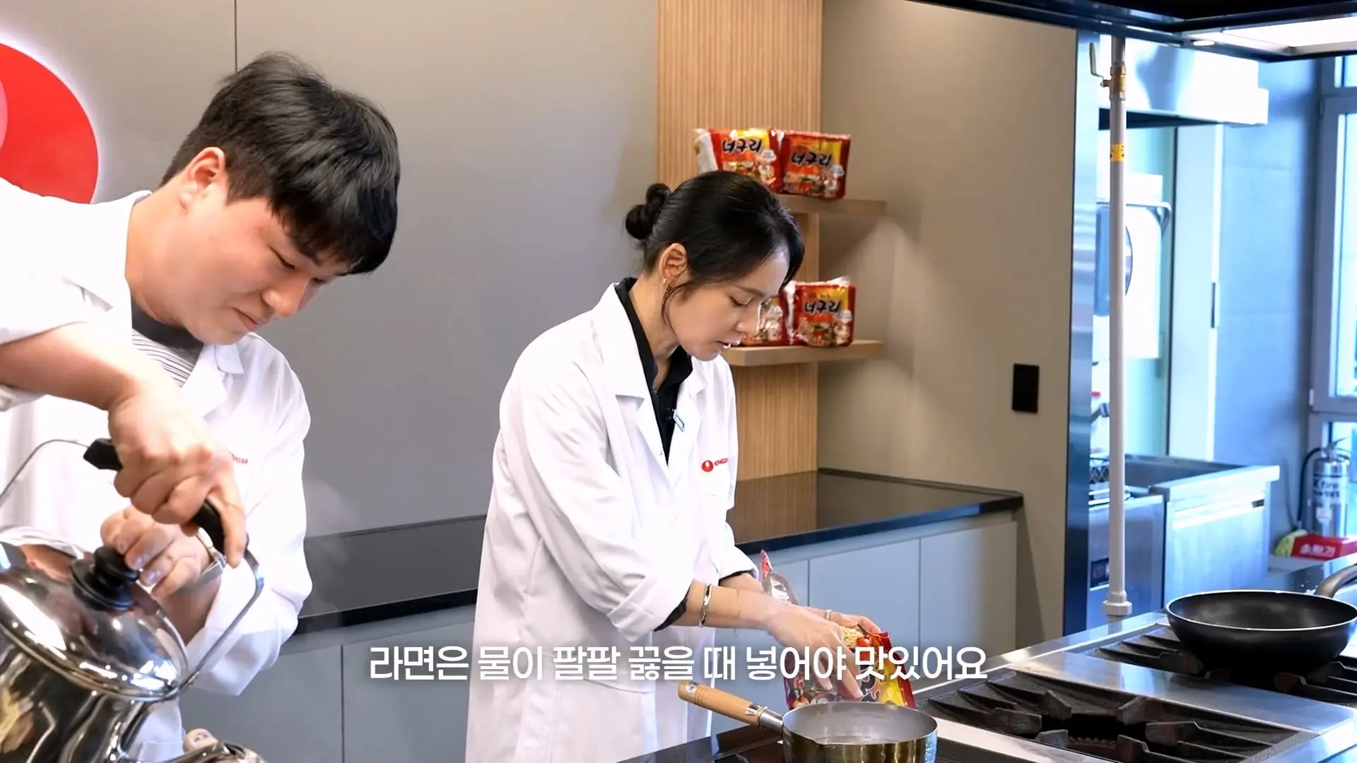 농심 연구원한테 라면 맛있게 끓이는 비법 전수받으러 간 한가인 (평생 써먹음)_20261005_195633.468.jpg