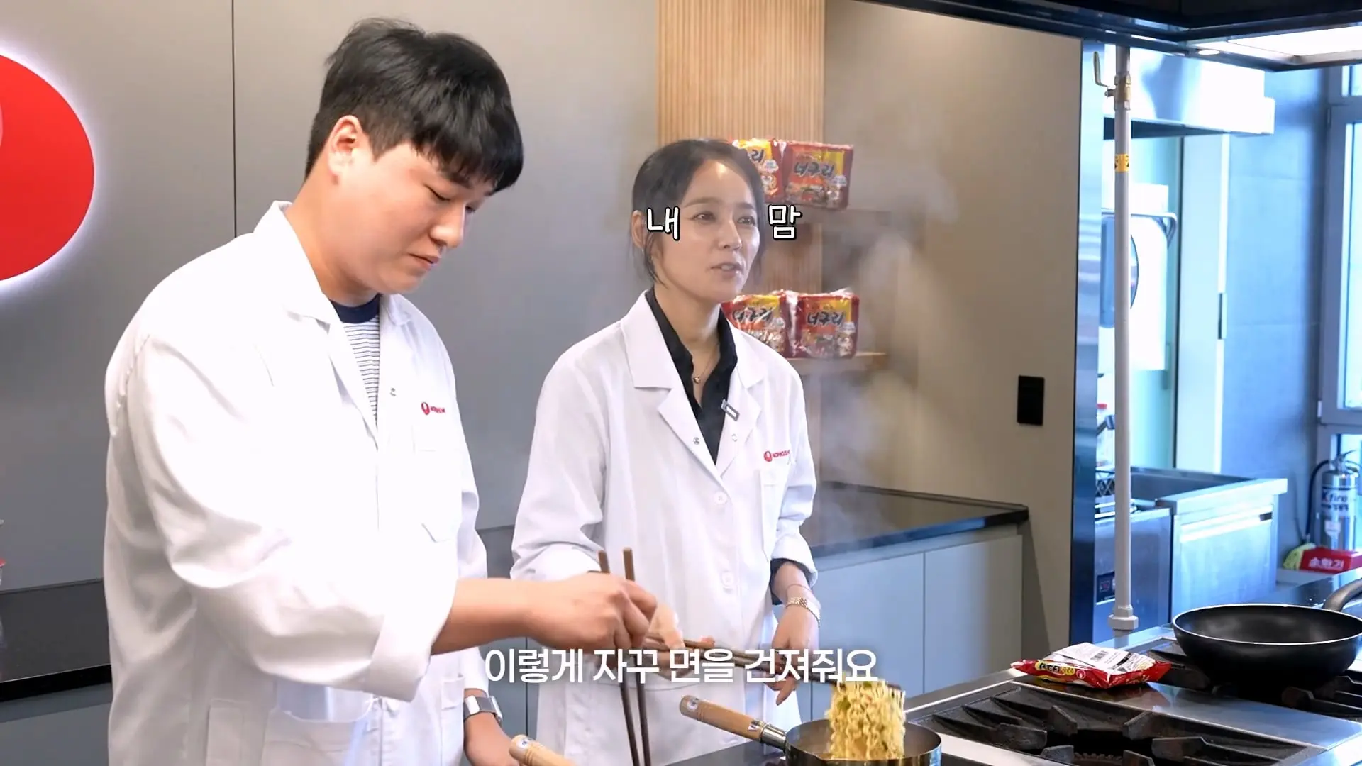 농심 연구원한테 라면 맛있게 끓이는 비법 전수받으러 간 한가인 (평생 써먹음)_20261005_195758.605.jpg
