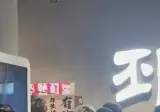 싸움나자 위협적으로 옷 벗어던지는 조폭