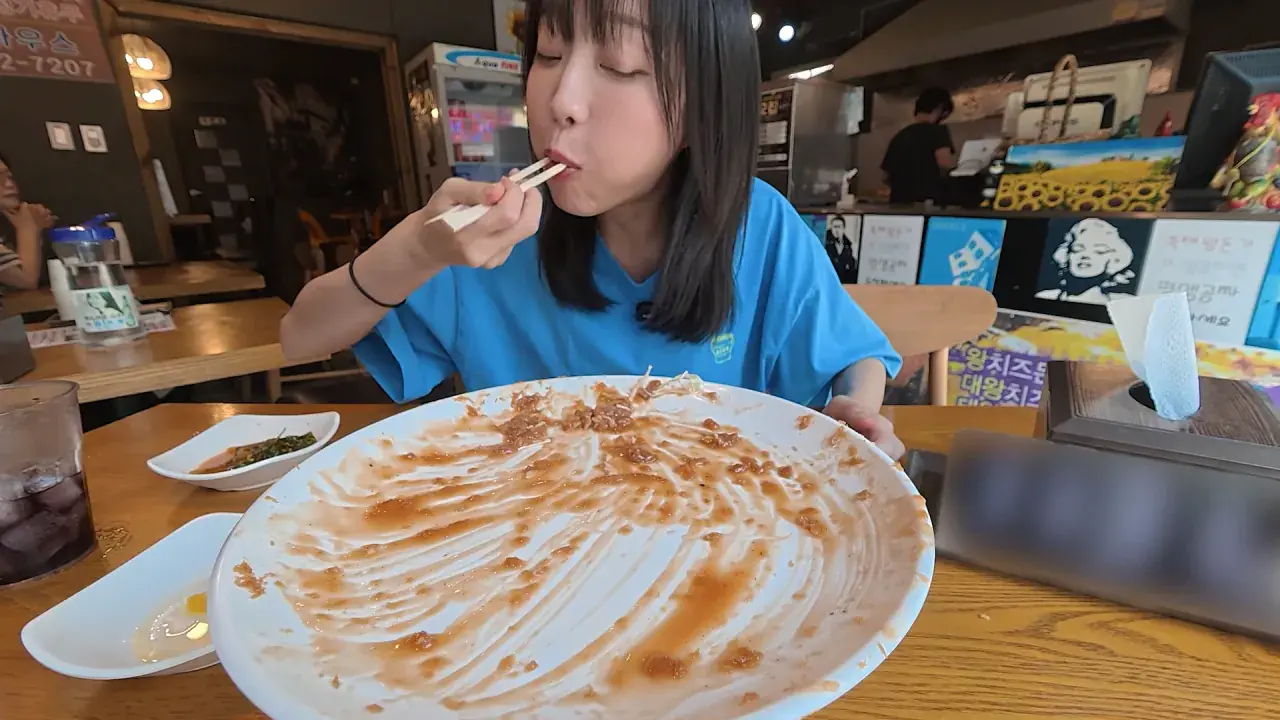 다 먹으면 평생 공짜_! 사장님이 성공은 힘들것 같대요😅 제한시간 25분! 초대왕 돈까스 도전먹방 9-12 screenshot.png 초대왕 돈까스에 도전한 쯔양 근황 ㄷㄷㄷㄷㄷ