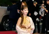 유튜버 김혜수, 레드카펫 과감한 드레스 사진