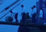 본처가 첩을 물에 밀어넣음.jpg
