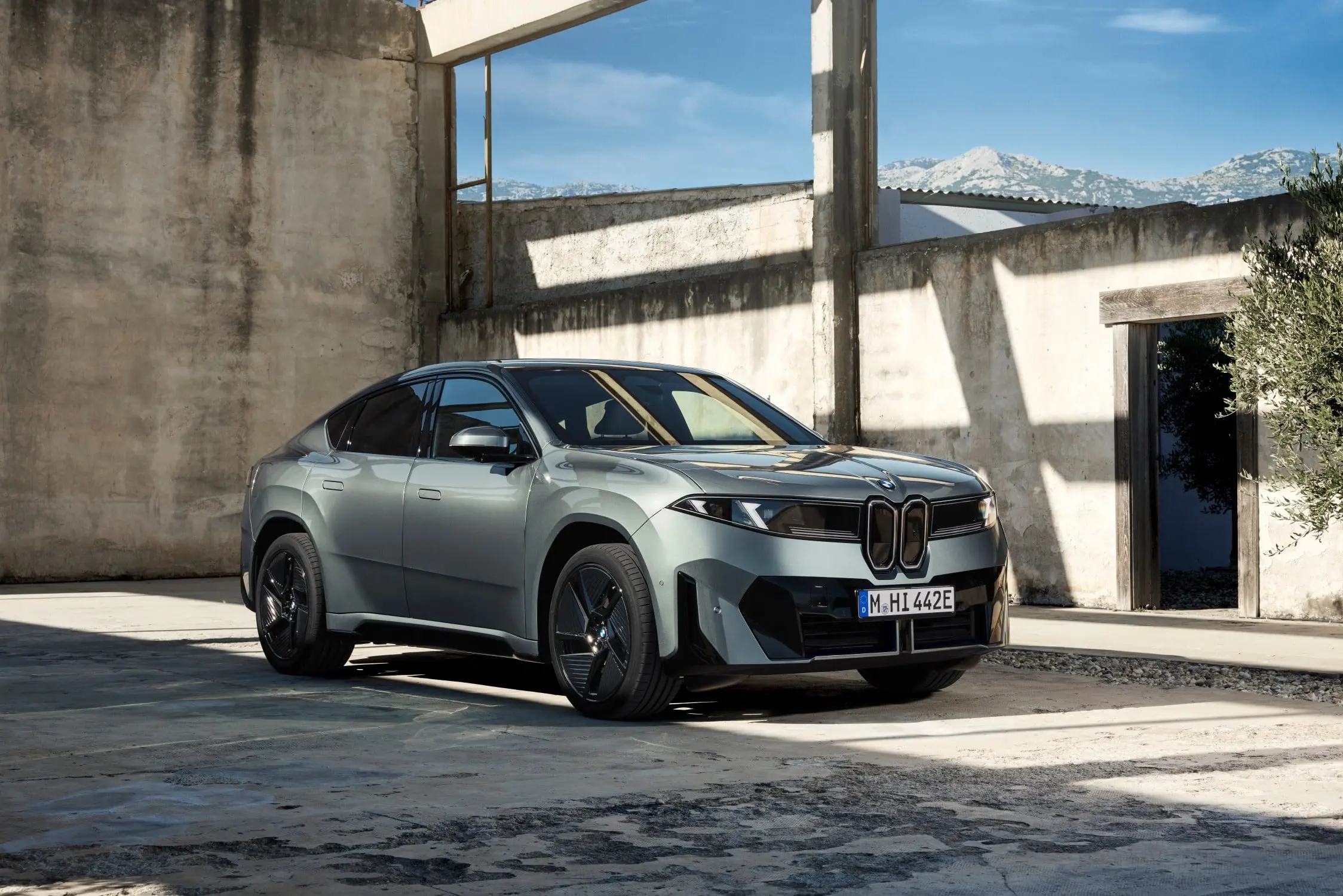 P90655799_lowRes_bmw-ix4-50-xdrive-st.jpg