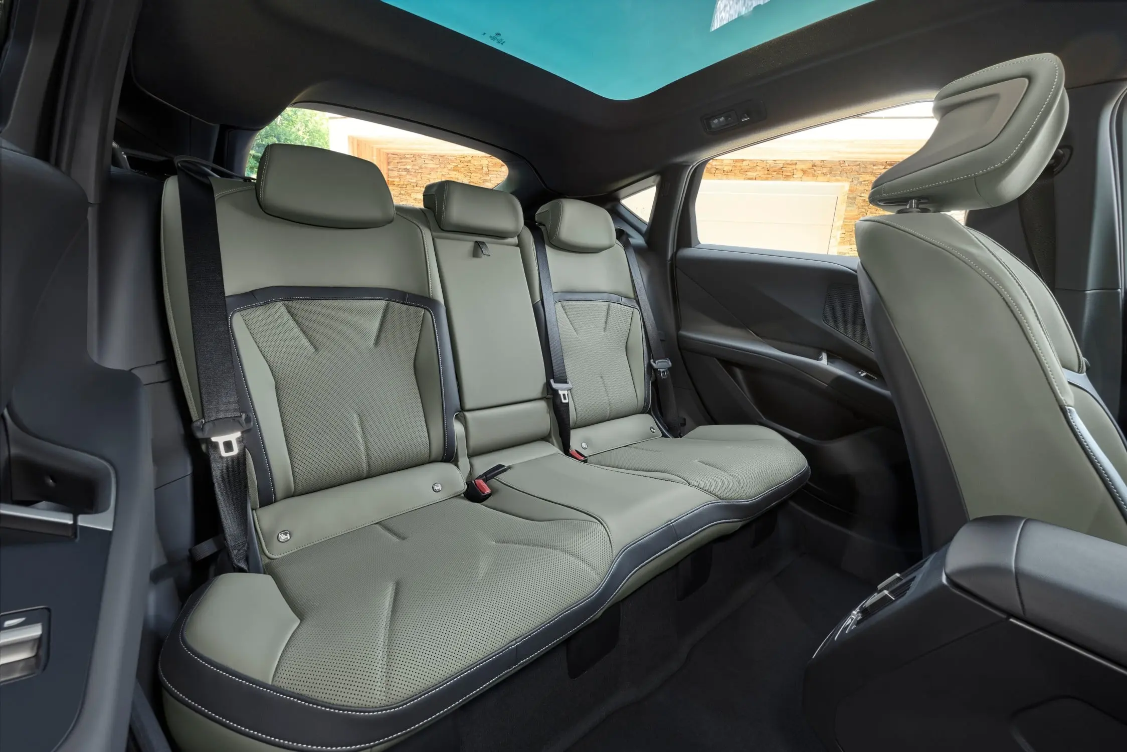 P90655825_lowRes_bmw-ix4-50-xdrive-in.jpg