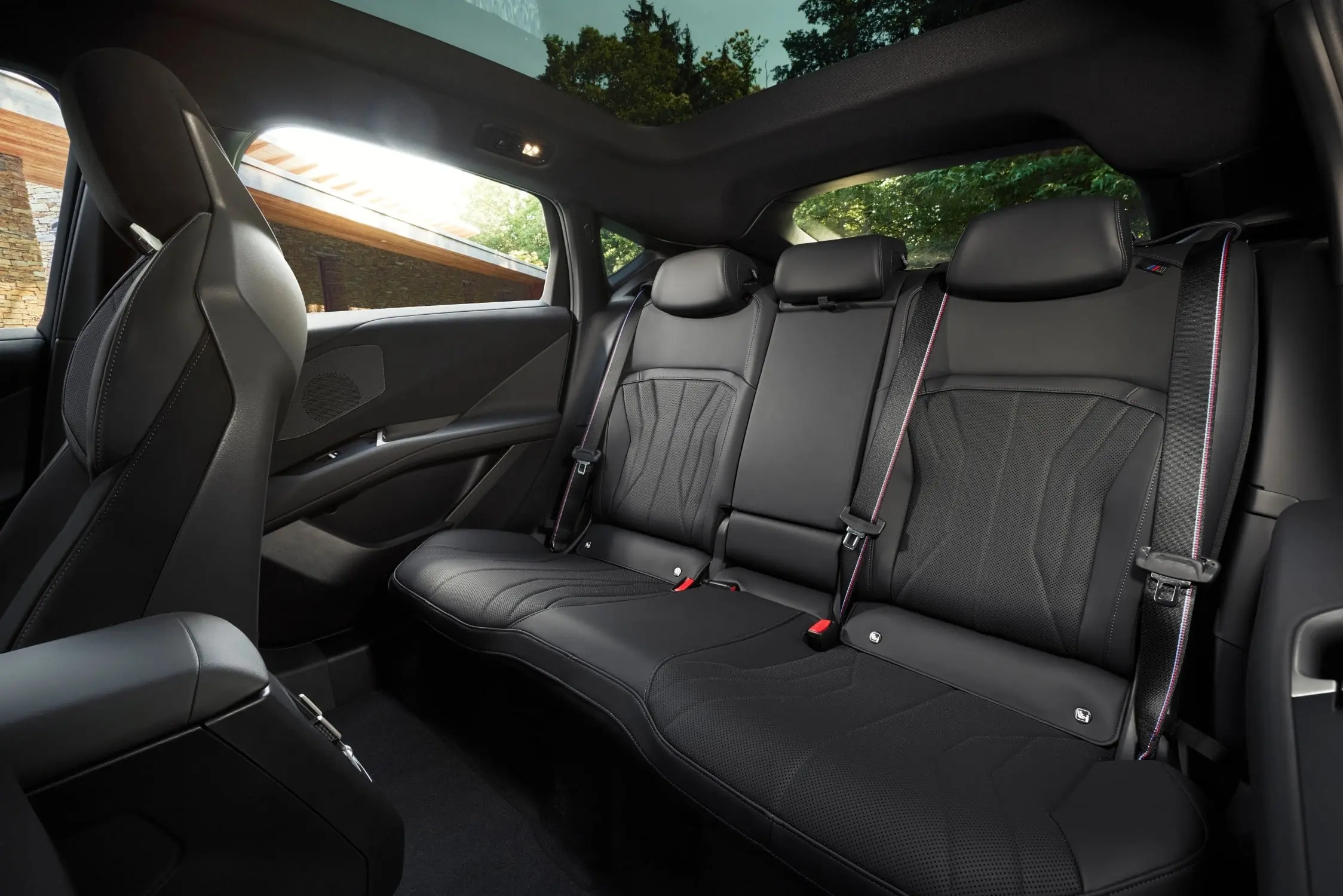 P90655812_lowRes_bmw-ix4-m60-xdrive-i.jpg