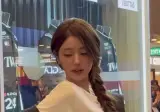 청바지 단추 풀고 행사에 참석한 장원영
