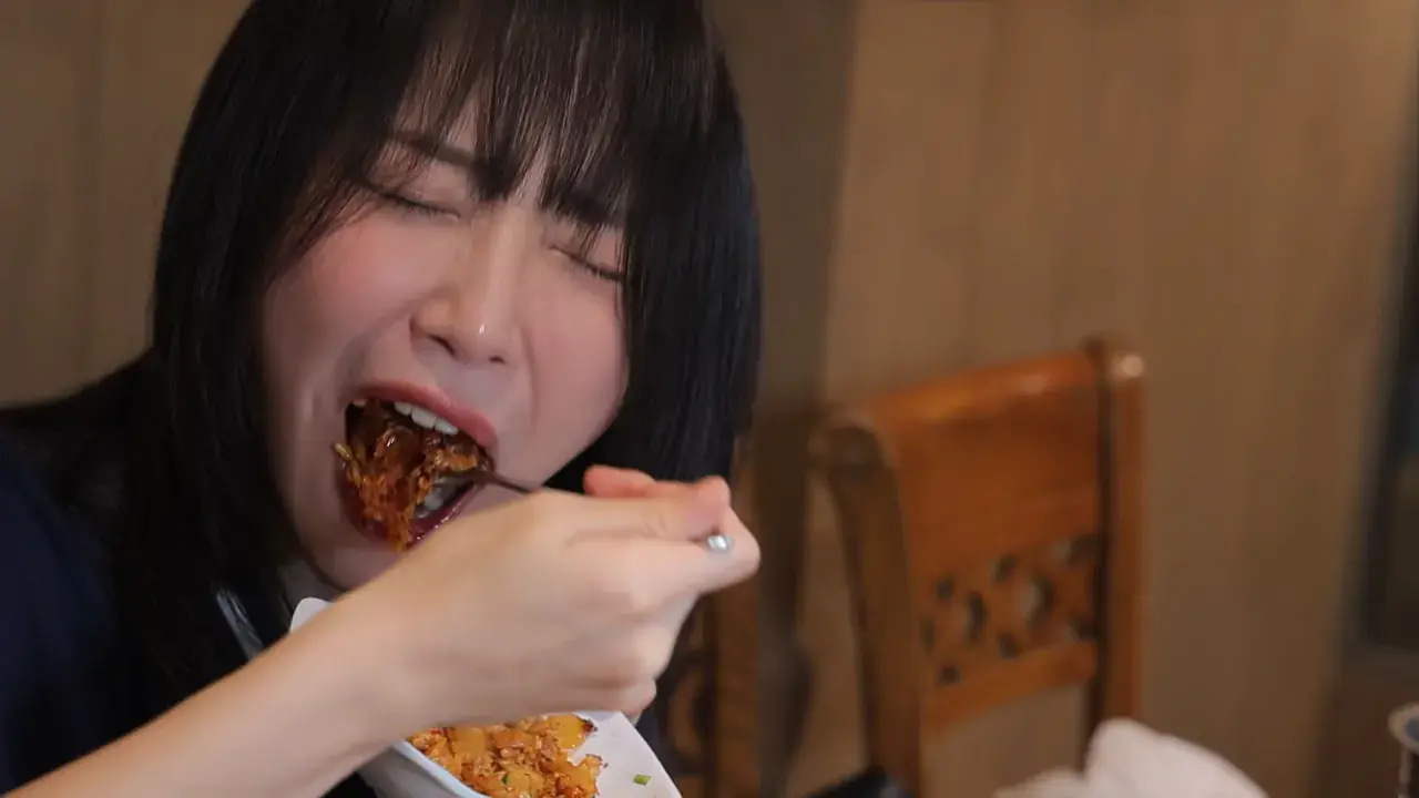 너무 맛있어서 재방문 후 곱창 22인분 먹었더니..🤣 17-28 screenshot.png 쯔양이 인정한 곱창 잘 굽는 여배우 ㅋㅋㅋ