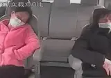 엄마가 덮쳐오자 반격하는 딸