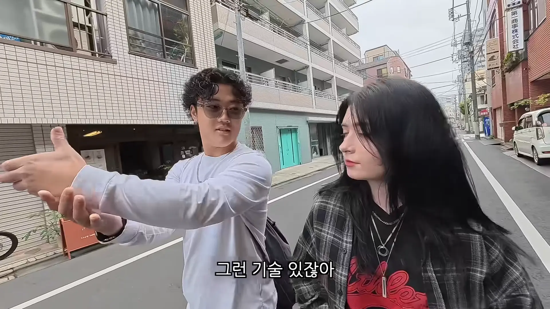 프랑스 아내 앞에서 오랜만에 재회한 일본 여사친이 그리워했던 삼겹살을 구워줬을 때 반응 ㅋㅋ 00-04-51.png